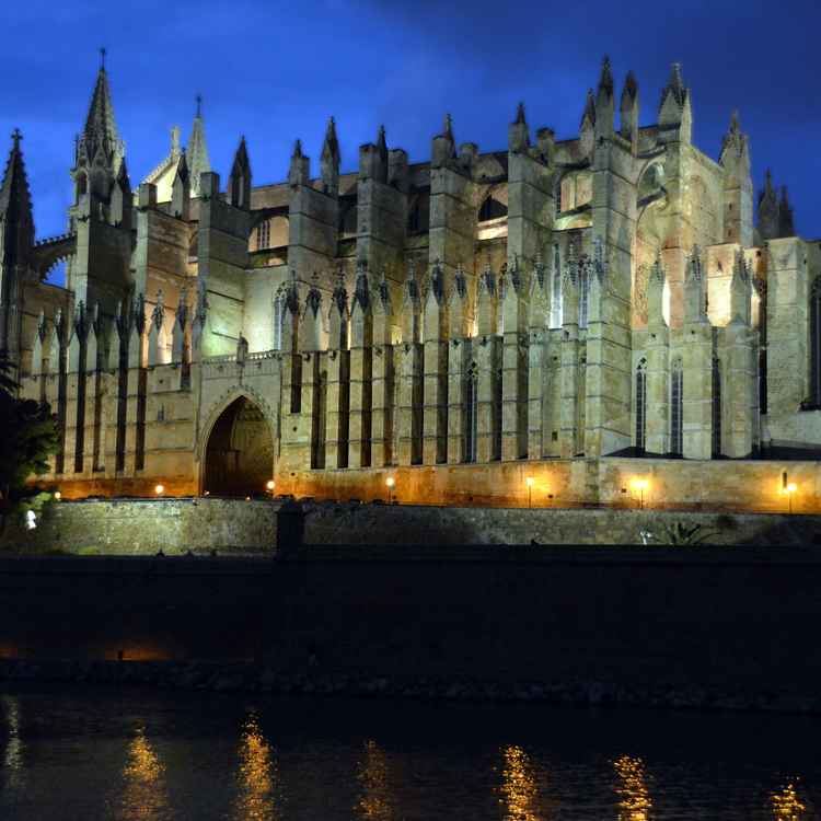 Kathedrale von Palma bei Nacht