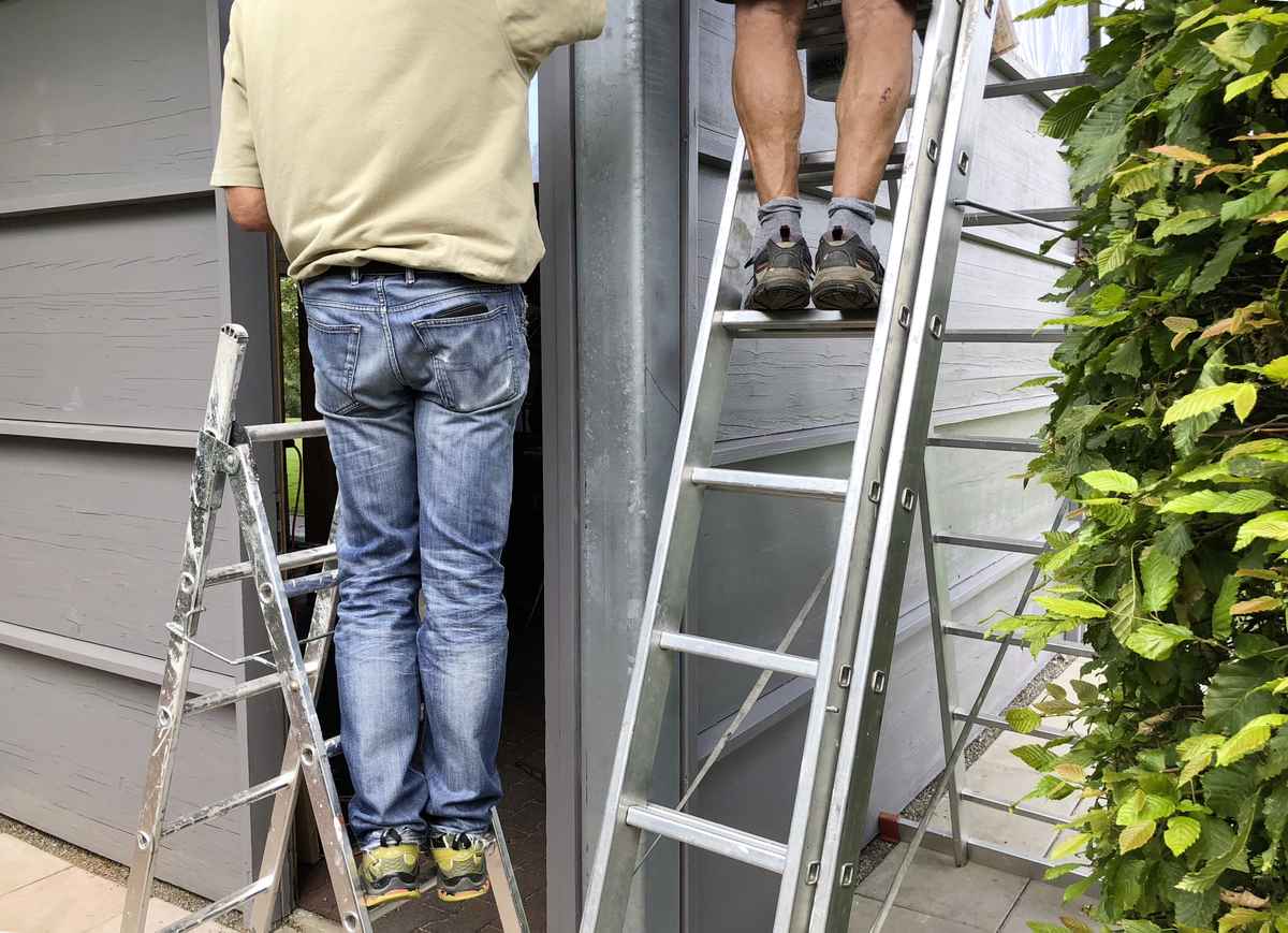 Malerarbeiten mit Leiter