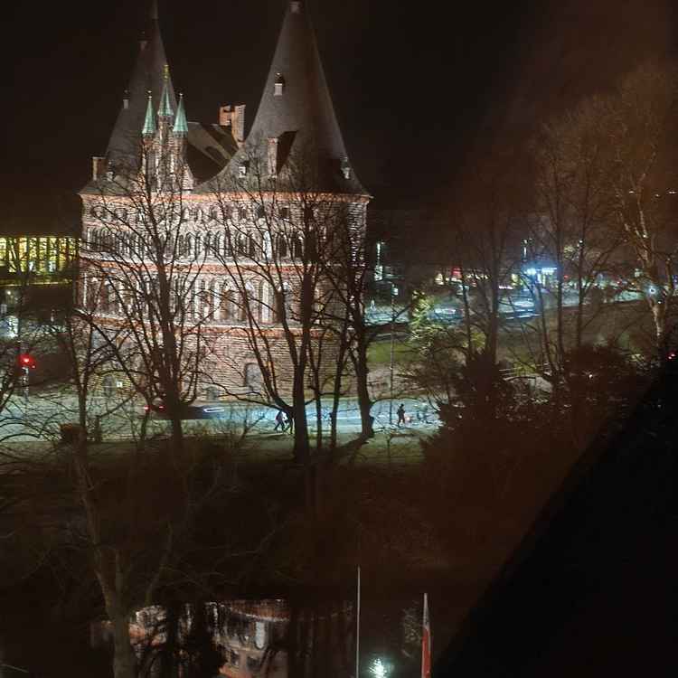 L&uuml;beck Holstentor bei Nacht