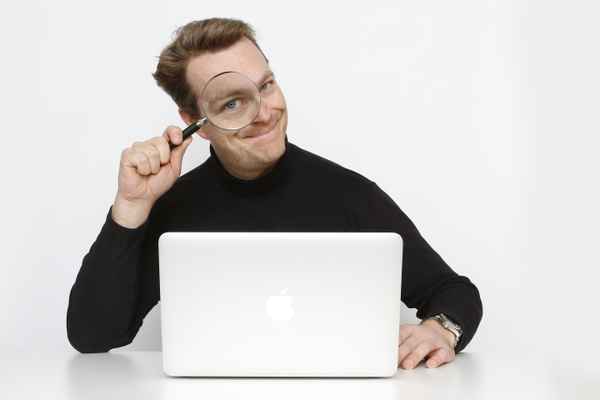 Mann hinter Notebook 3 (Lupe)