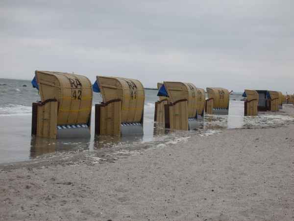 Strandkörbe im Wasser
