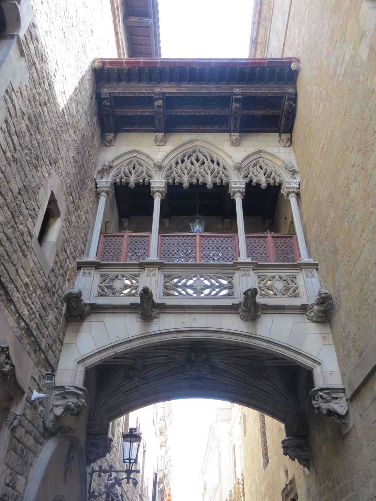 Neugotische "Seufzerbrücke" in Barcelona