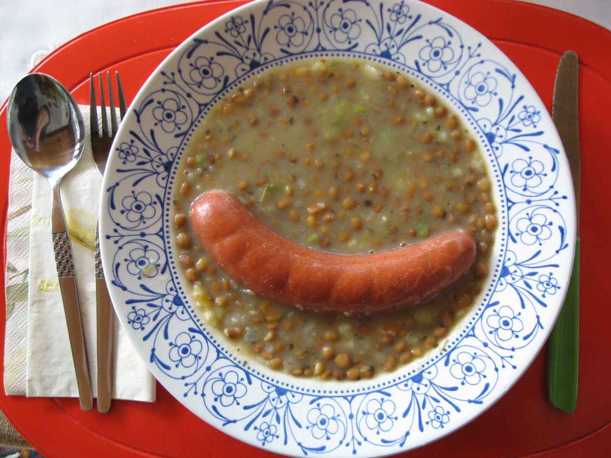 Linsensuppe mit Würstchen