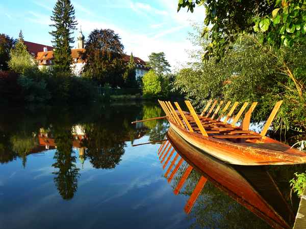 Stocherkahn am Neckarufer