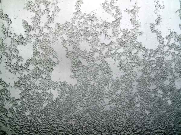 Erster Schnee am Fenster