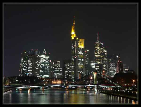 Frankfurt Skyline bei Nacht