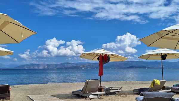 Sonnenschirme am Meer
