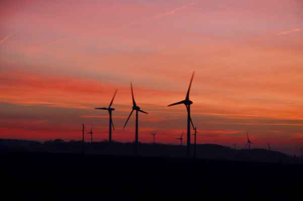 Wind Kraft Anlage im Sonnenuntergang