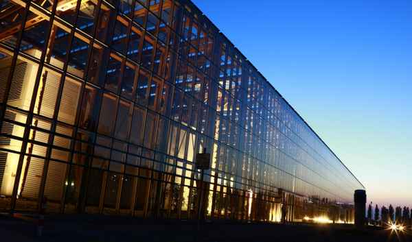 Glas, Stahl und Holz bei Nacht