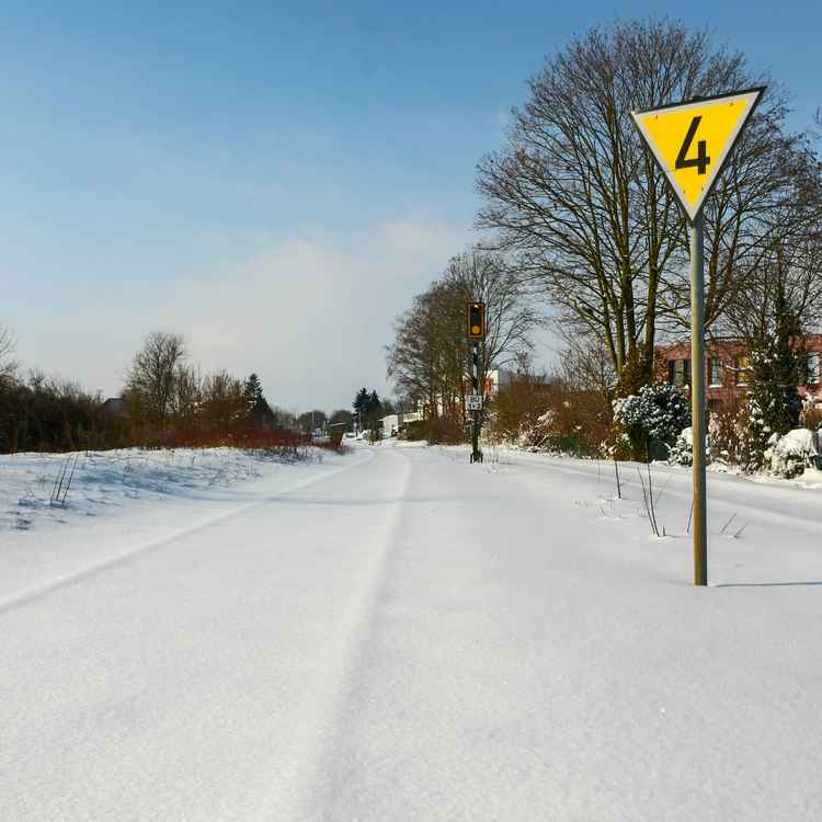 Bahnstrecke versinkt im Schnee
