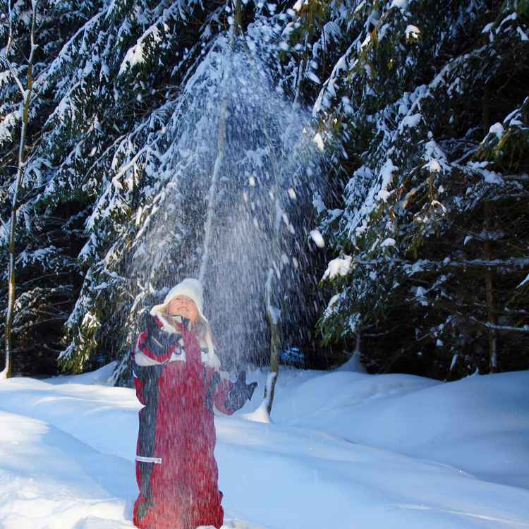 Kind spielt mit Schnee
