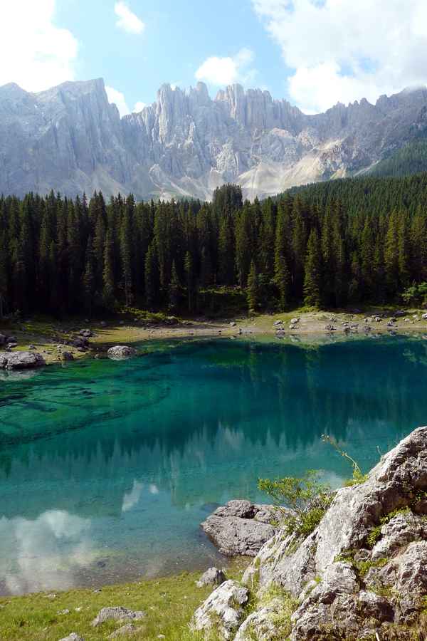 Blick auf den Karersee und Latemarmassiv