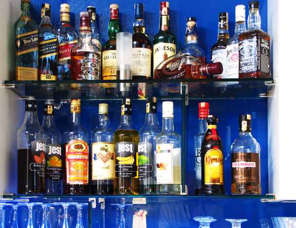 Hotelbar mit Getränkeregal