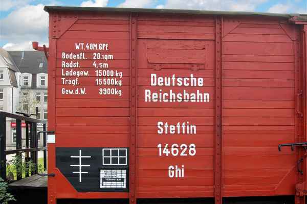 Rostock - Historische Eisenbahn-Fahrzeuge am Stadthafen