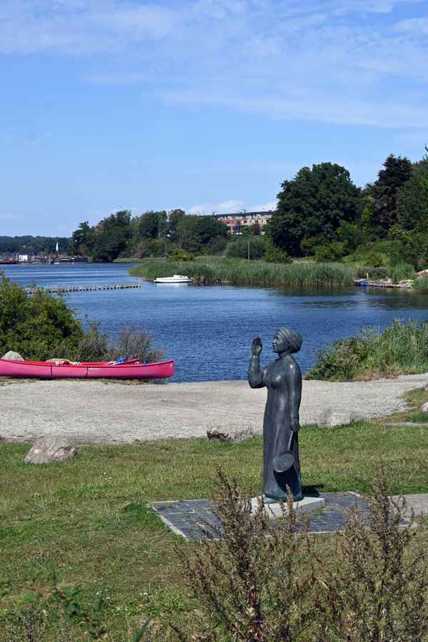 Fischerfrau begrüßt die Fischer