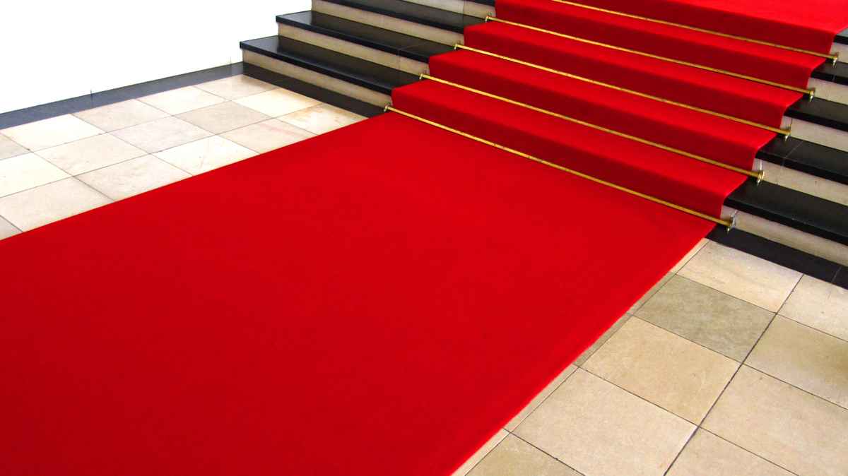 Treppe mit rotem Teppich 3