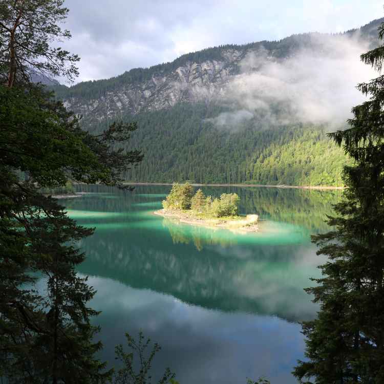 Eibsee Insel im Sonnenlicht