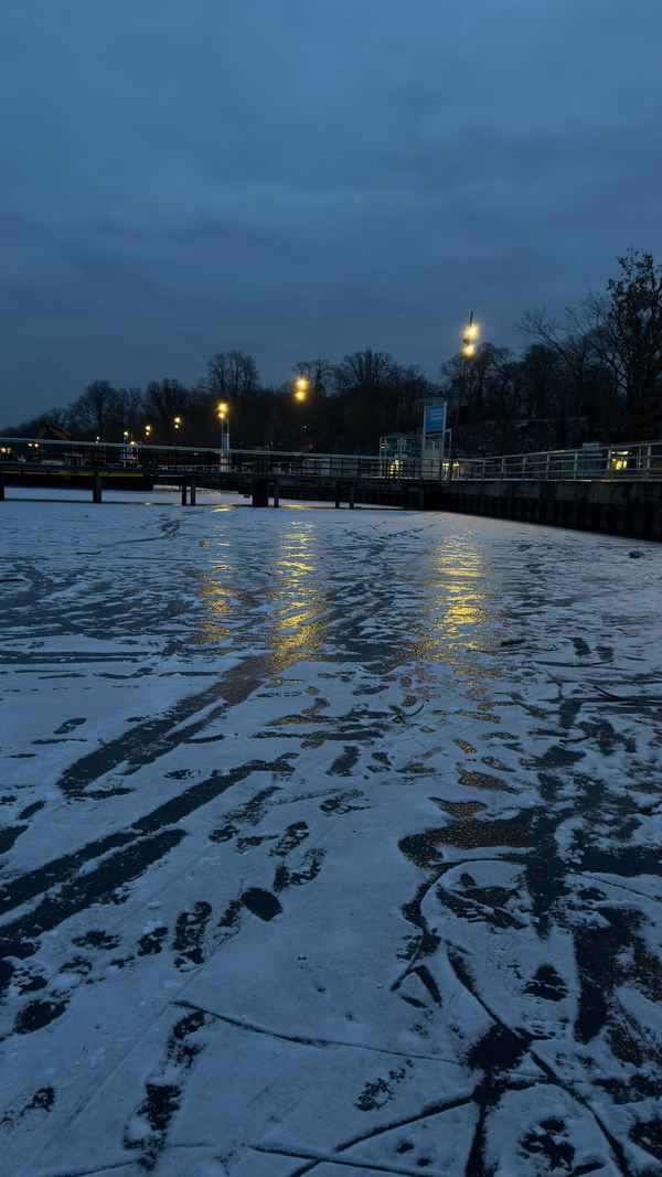 Schiffsanleger Gro&szlig;er Wannsee am Abend