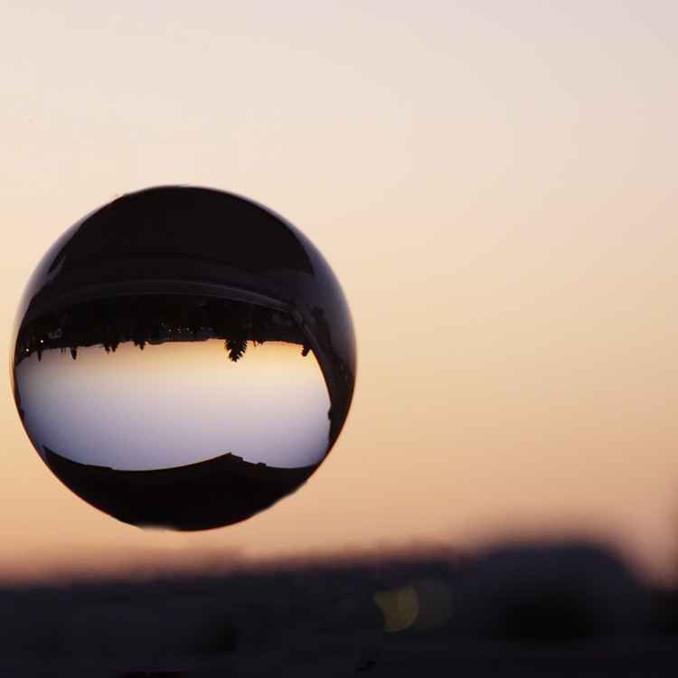 "Schwebende" Glaskugel im Sonnenuntergang