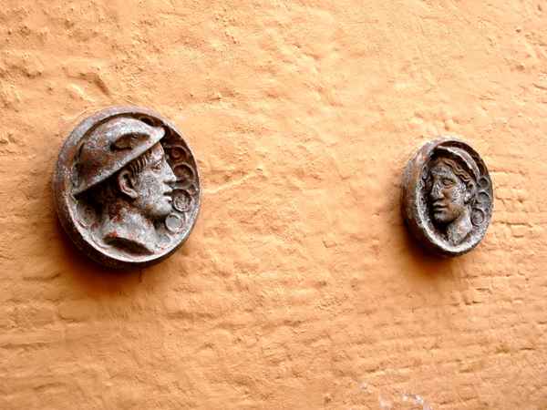 Gesichter im roten Hof