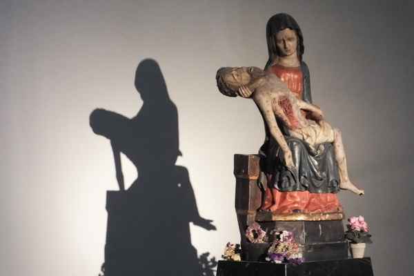 Pieta und Schatten