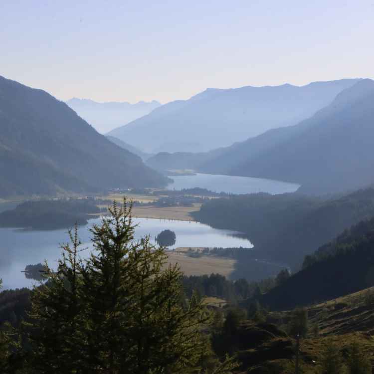 Blick vom Piz Aäla auf die Oberengadiner Seen