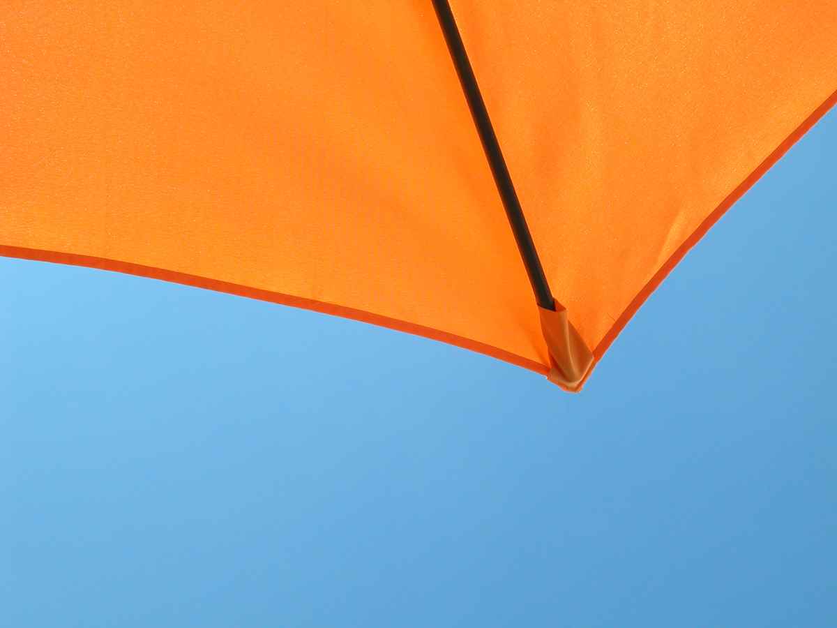 Sitzen unter dem Sonnenschirm