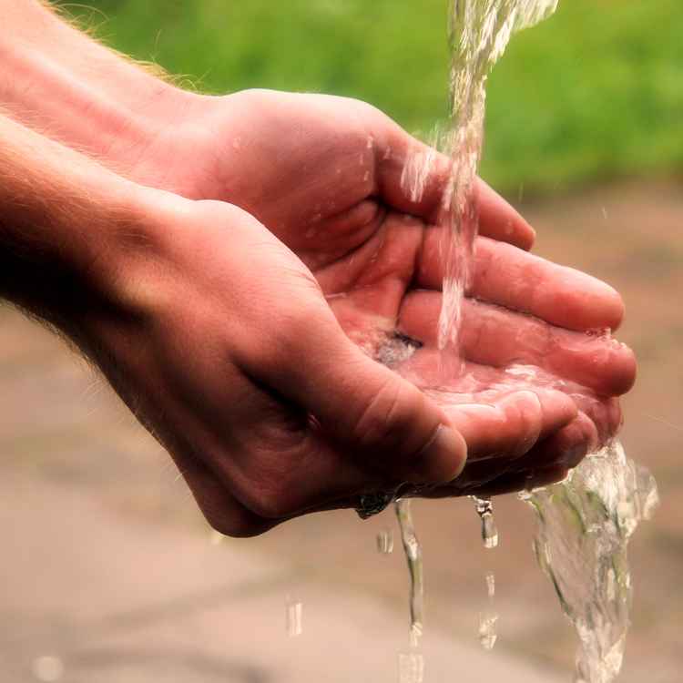 Klares kaltes Wasser