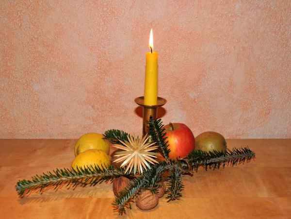 Kerze, Zweig und Früchte