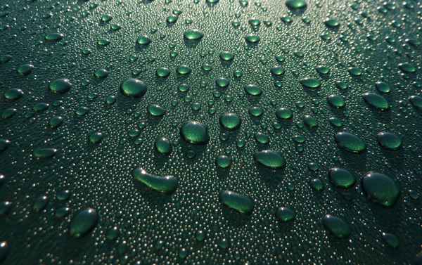 Regentropfen die auf das Auto tropfen