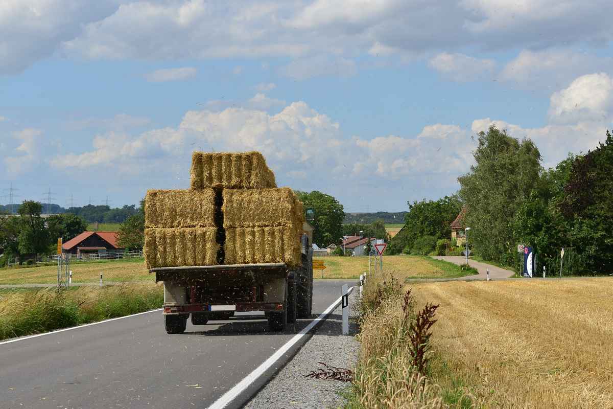 Strohballentransport