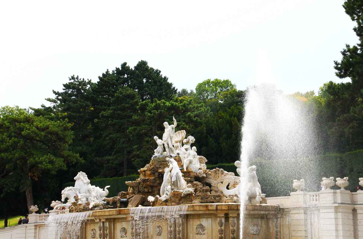 Der Neptunbrunnen am Fuße zur Gloriette 01