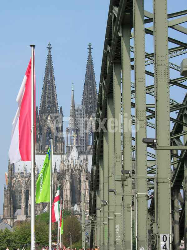 Über die Hohenzollernbrücke zum Kölner Dom