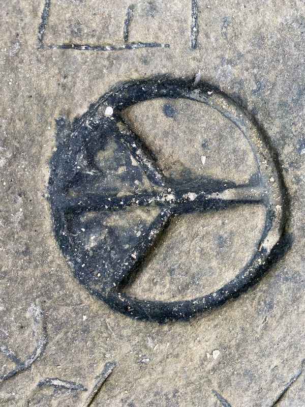 Peace Zeichen auf einem Felsen an einem Strand / Foto: Alexander Hauk