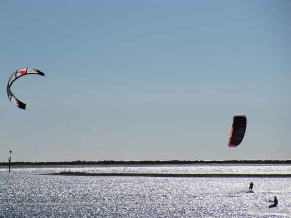 zwei Kitesurfer
