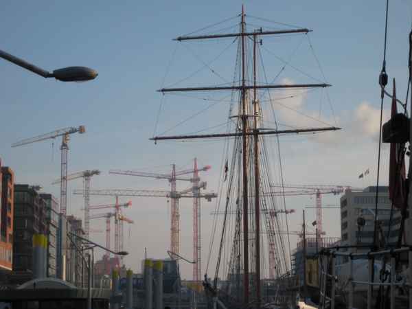 Kräne und Masten