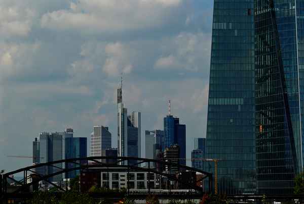 Skyline Mainhatten mit neuer EZB  ..