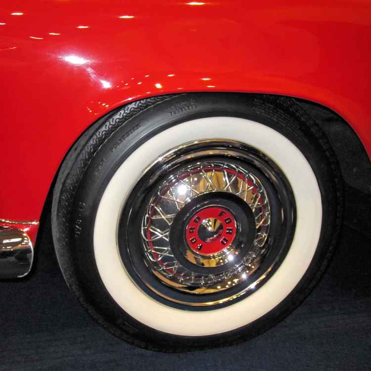 01 - Ford Thunderbird 1955 Detailaufnahme Rad