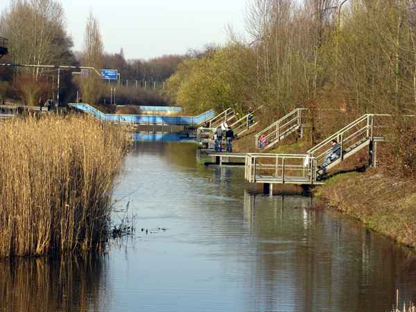 Blick auf die Emscher bei Duisburg im Frühling (2009)