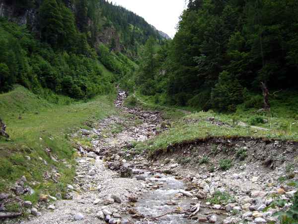 Ausgetrockneter Gebirgsbach
