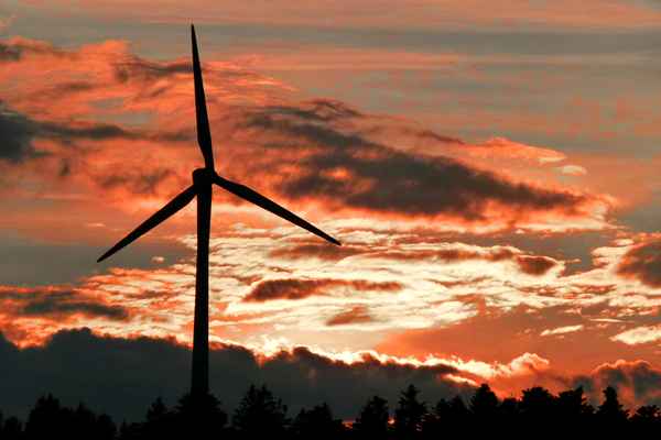 Sonnenuntergang hinter Windrad