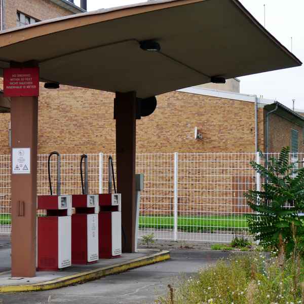 Tankstelle mit drei Zapfsäulen