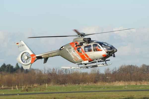 EC-135 geht zur Landung - nach Off Shore Einsatz