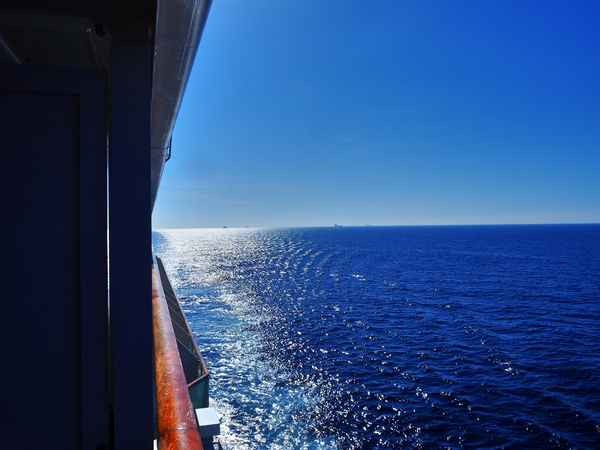 vier Frachter am Horizont