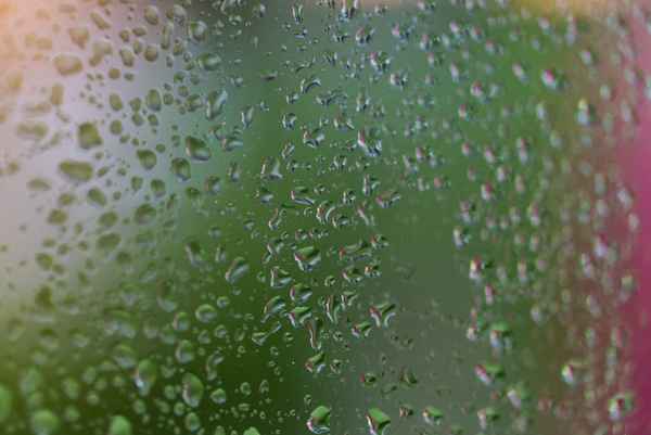 Regentropfen auf Glas