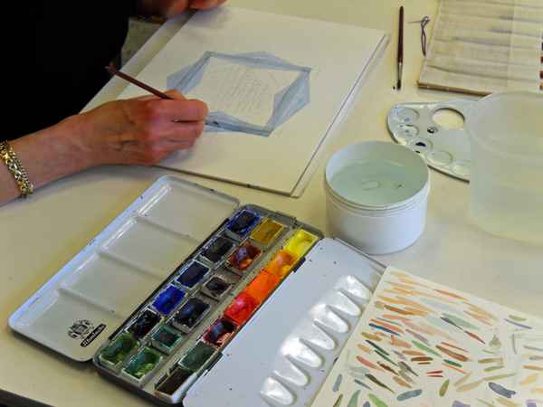 Beim Malen mit Aquarellfarben