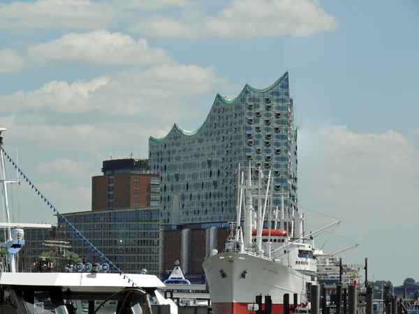 elbphilharmonie mit Museumsschiff .