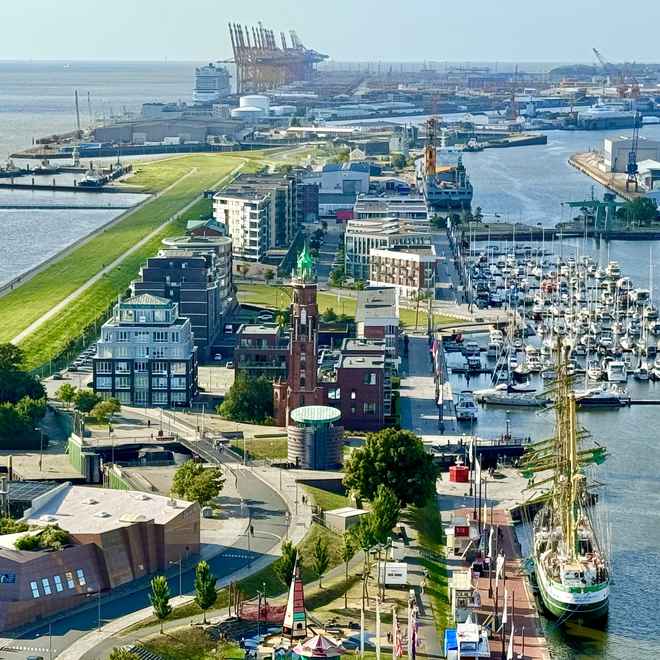 Bremerhaven - Blick auf die Hafenanlagen.