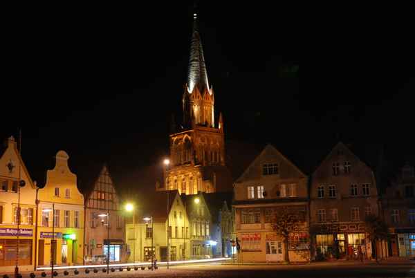 Ein Marktplatz in Polen-Trzebiatow bei Nacht_3