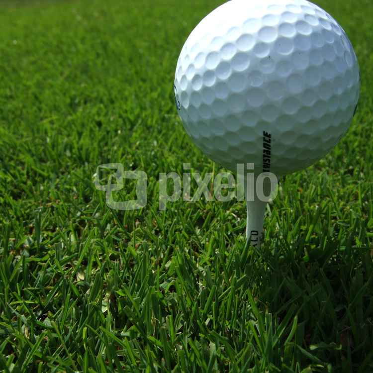 Golfball auf dem Tee